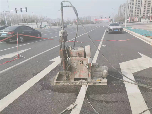 个旧公路路面下沉沉降开裂注浆加固施工